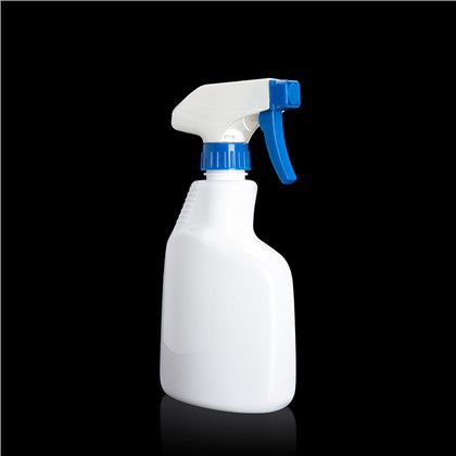 সাদা প্লাস্টিকের স্প্রে বোতল